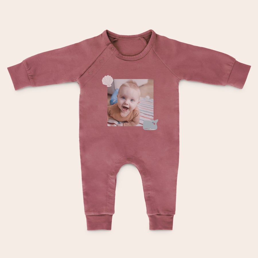 Tutina Pigiama Neonato Tutina rosa in cotone personalizzata con foto di neonato sorridente, con una conchiglia e una balena disegnate, perfetta come tutina stampata e personalizzata per bebè