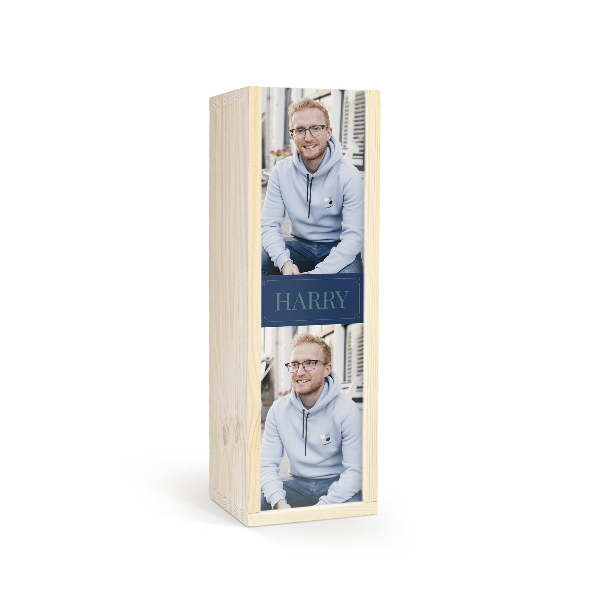 Caixa de madeira para garrafa de uísque com foto impressa do rosto de um homem e nome "Harry", personalize para surpreender seus entes queridos.