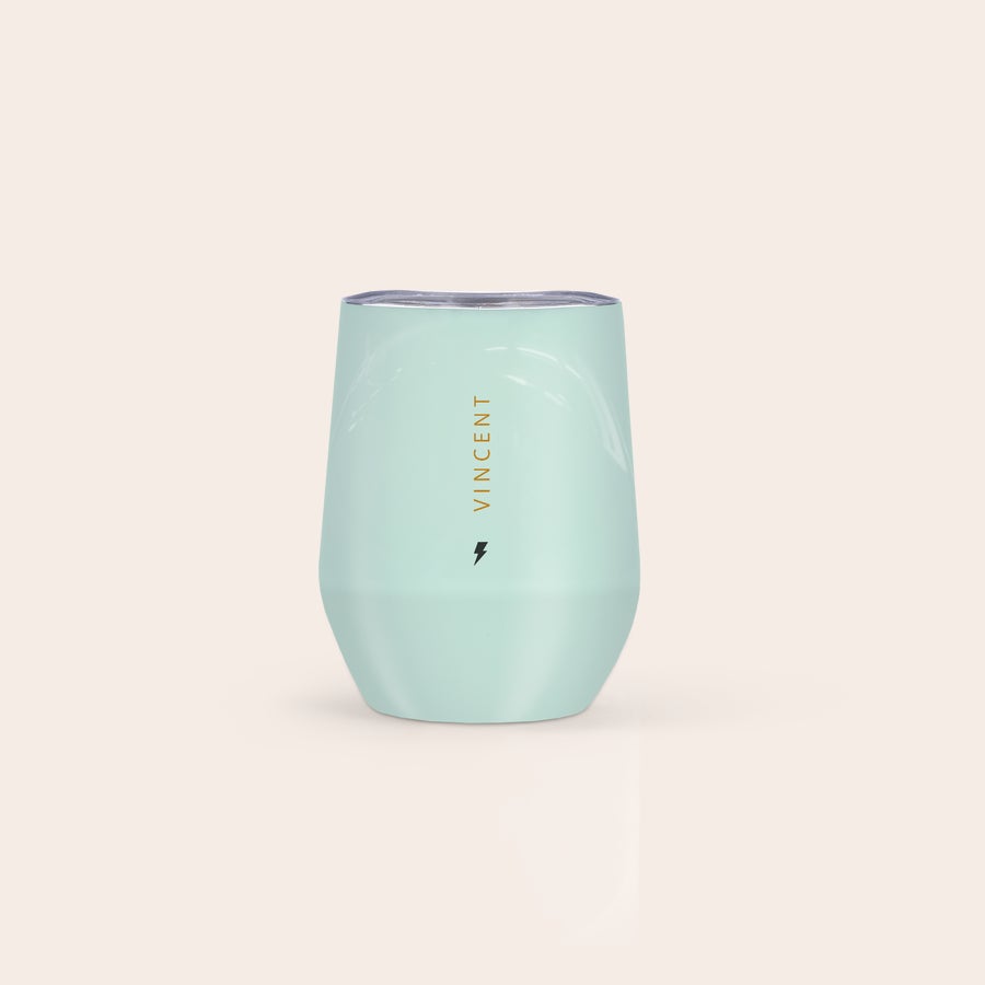 Resemugg med lock Mintgrön personlig resemugg med texten VINCENT och blixtikon tryckt i guld, förvandla varje resa till en uppfriskande upplevelse.