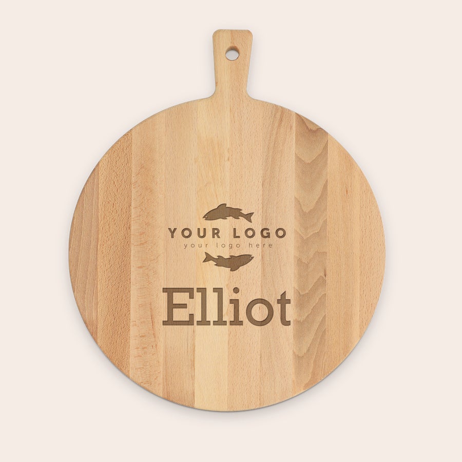 Platou din lemn aperitiv personalizat Platou din lemn personalizat, gravat cu numele "Elliot", un logo și pești stilizați, pentru servirea snack-urilor.