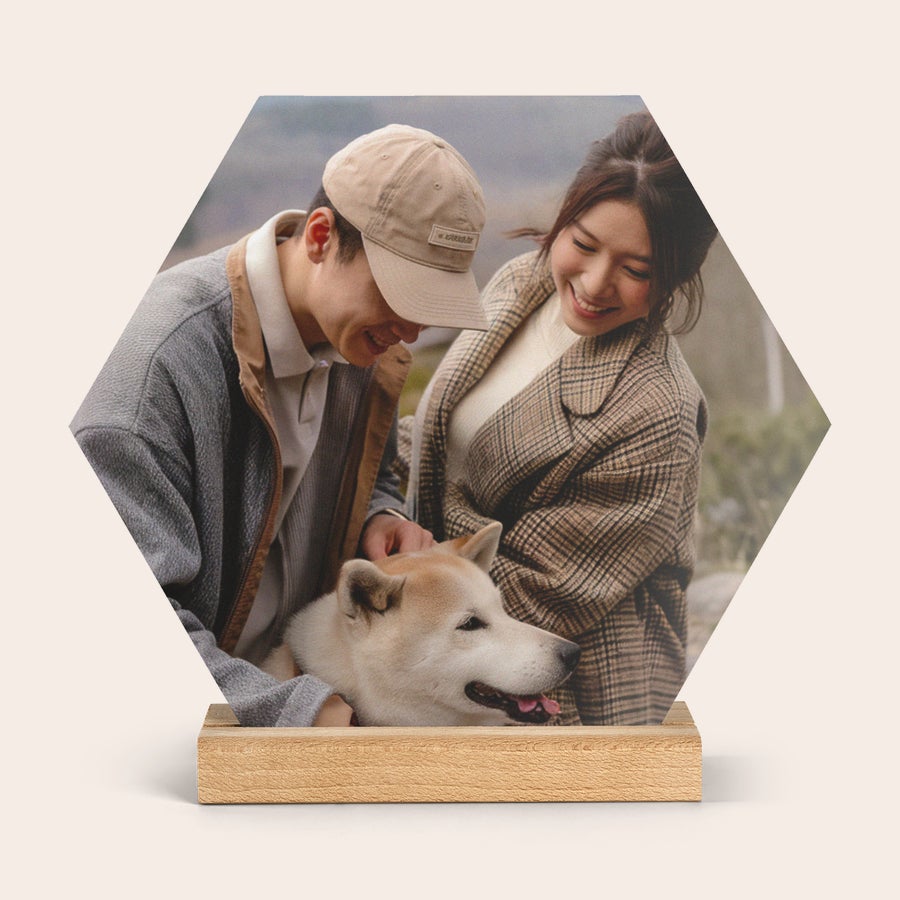 Fotokachel mit Holzständer Sechseckige Fotofliese aus Holz mit personalisiertem Foto eines Paares mit Hund, präsentiert auf einem Holzständer.