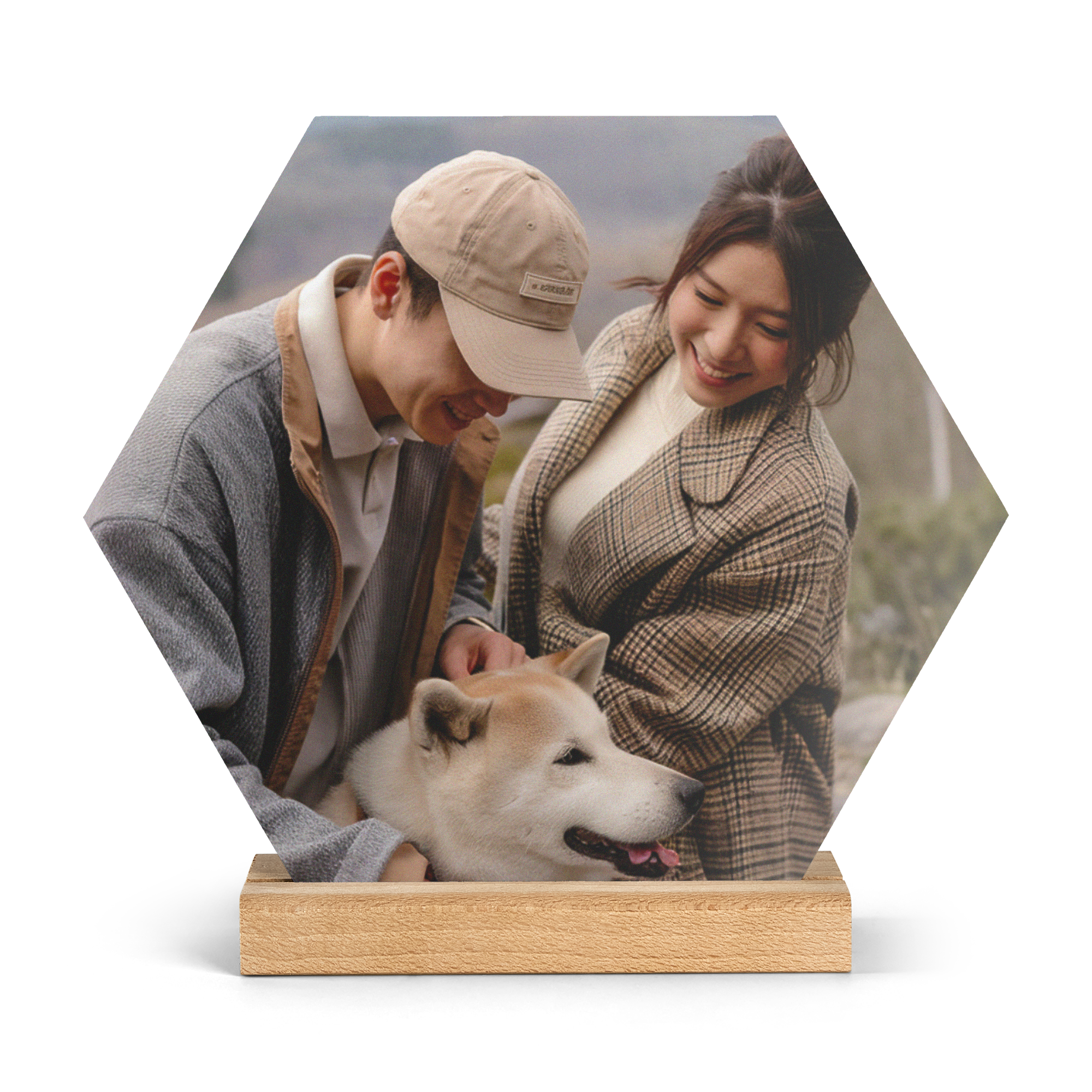 Sechseckige Fotofliese aus Holz mit personalisiertem Foto eines Paares mit Hund, präsentiert auf einem Holzständer.