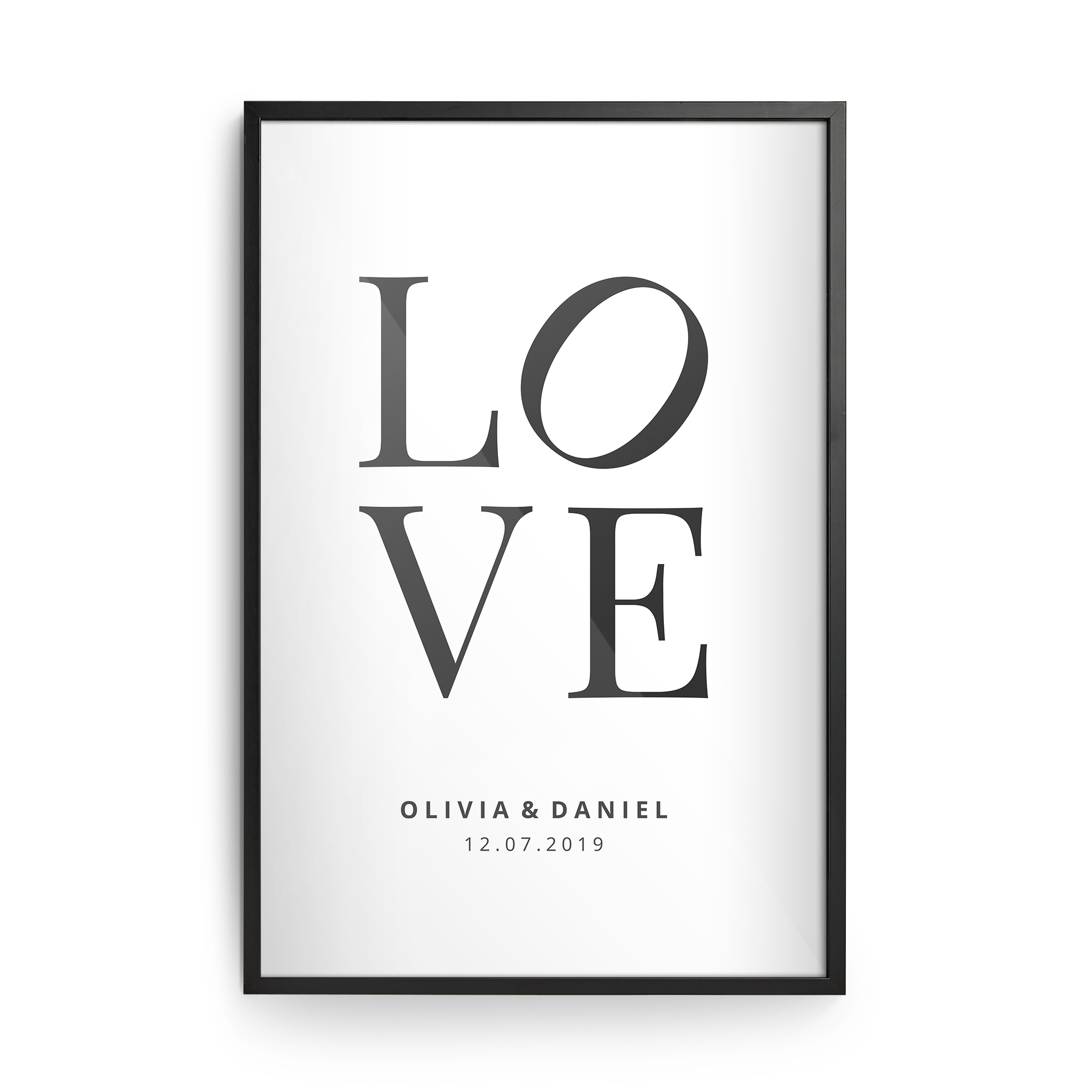 Affiche personnalisée "LOVE" avec les prénoms Olivia & Daniel et la date 12.07.2019, imprimée sur fond blanc avec un cadre noir