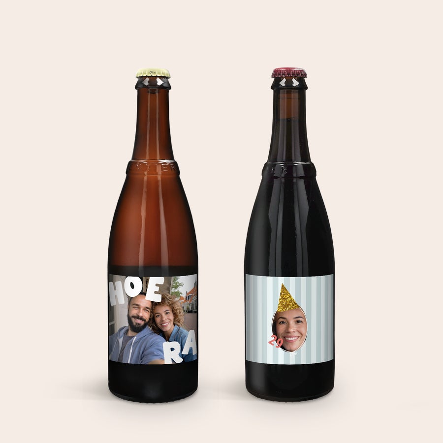 Conjunto de oferta de cerveja - Westmalle Dubbel e Tripel Duas garrafas de cerveja Westmalle com rótulos personalizados: um com foto de casal e outro com foto de rosto com chapéu de festa para surpreender a todos