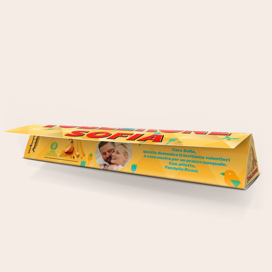 Toblerone Personalizzato - Pasqua Un delizioso Toblerone personalizzato con design pasquale, stampato con una foto di coppia e un messaggio a Sofia