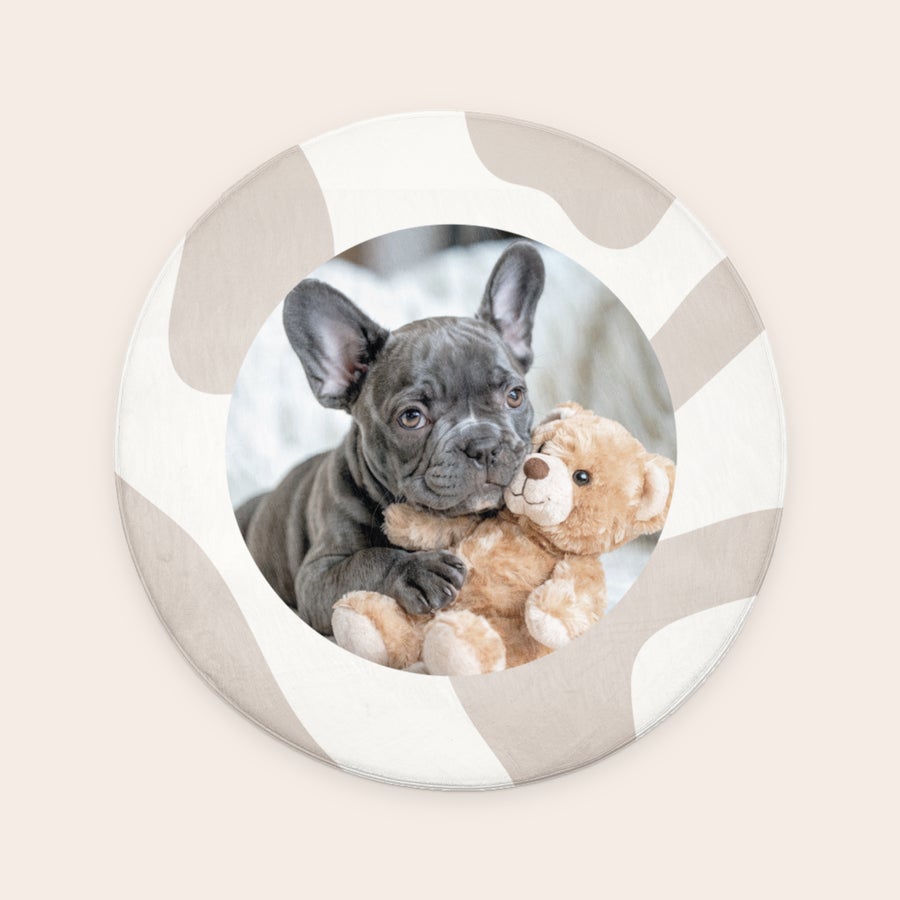 Ronde badmat bedrukken - ø 70 cm Ronde gepersonaliseerde badmat met foto van een puppy die een teddybeer knuffelt voor elke badkamer