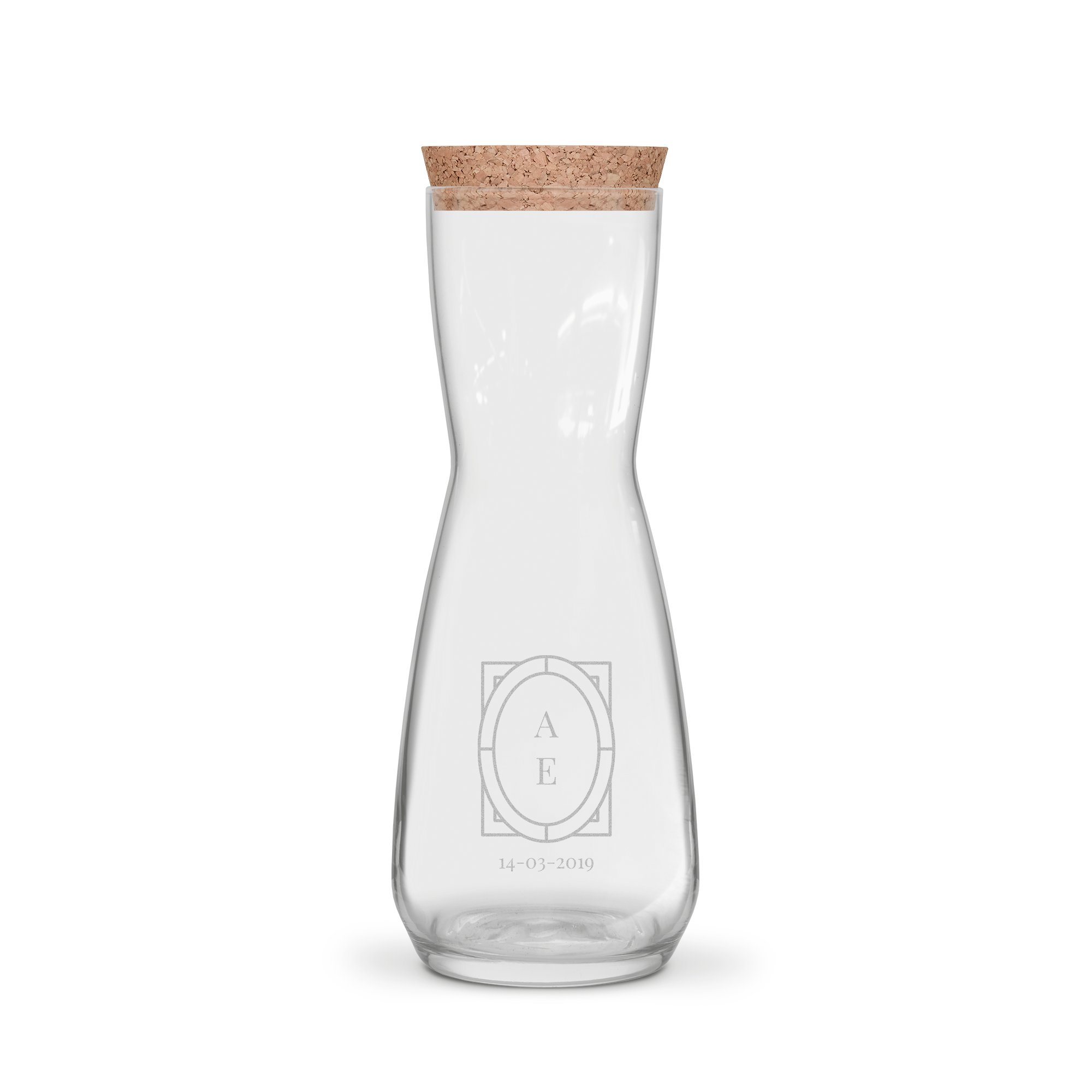 Glass decanter with cork stopper, engraved with a square design featuring the initials AE and the date 14-03-2019.