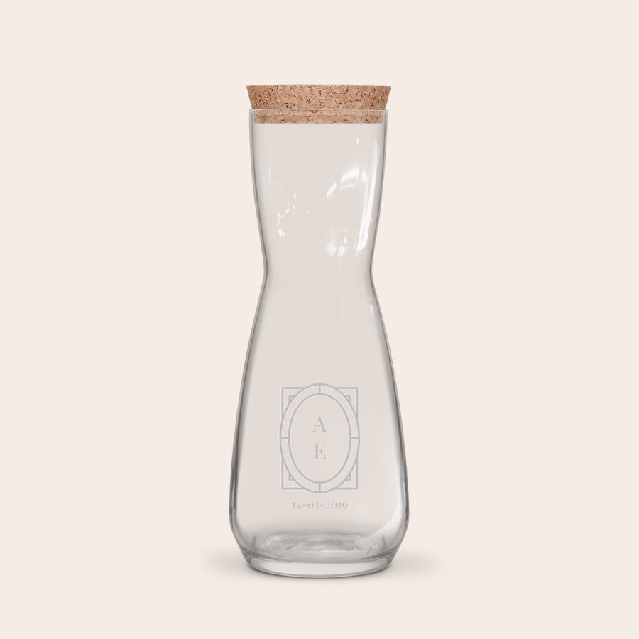 Personlig karaff Glas karaff med kork och gravyr av initialerna AE samt datumet 14-03-2019. Servera din favoritdrink i denna fina graverade karaff.