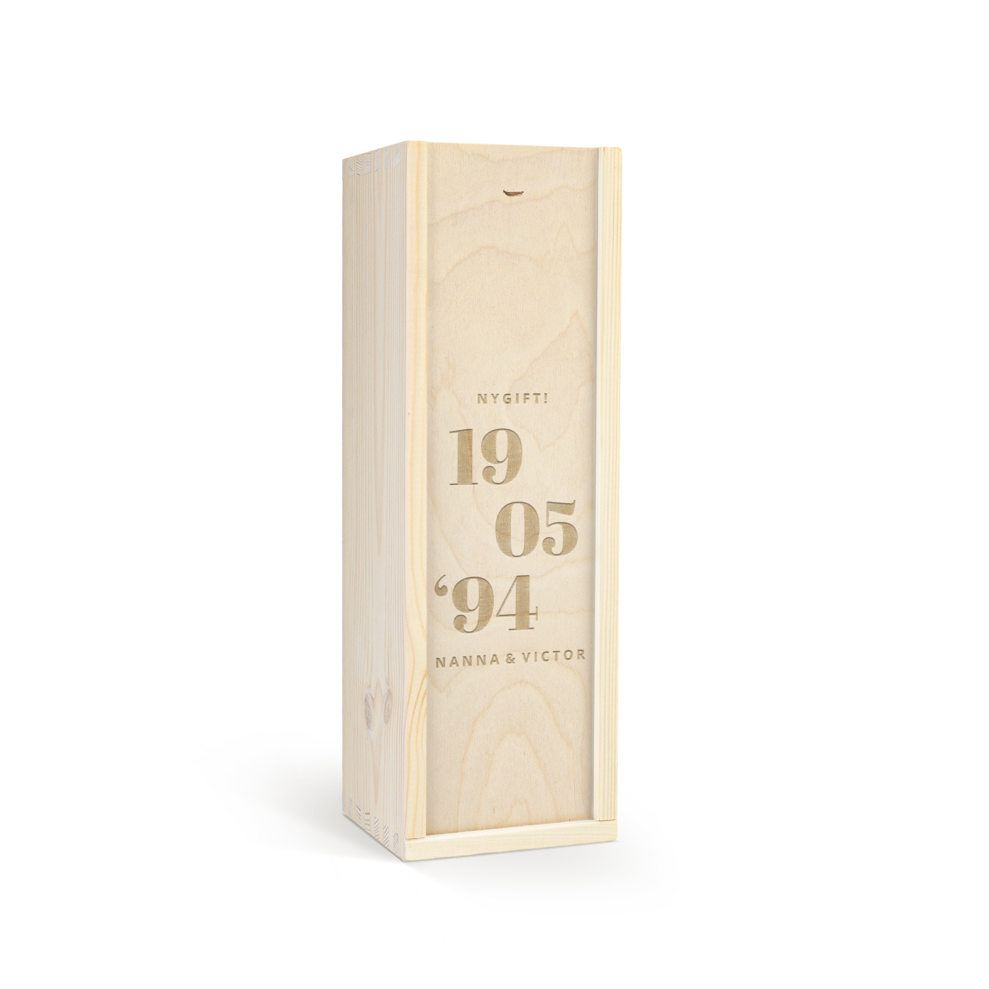 Luksus graveret vinboks i træ med "NYGIFT! 19 05 '94 NANNA & VICTOR" og plads til en hvidvin