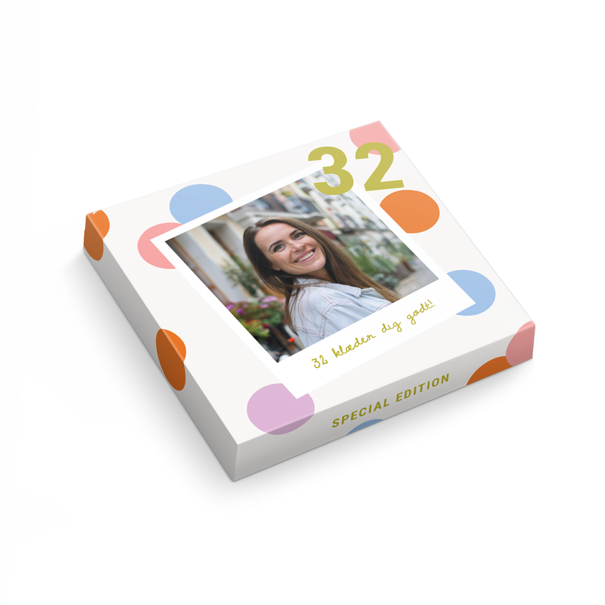 Personlig chokolade - Ritter Sport - Caramel Biscuit gaveæske med farverige prikker, et personligt billede og teksten 32 klæder dig godt