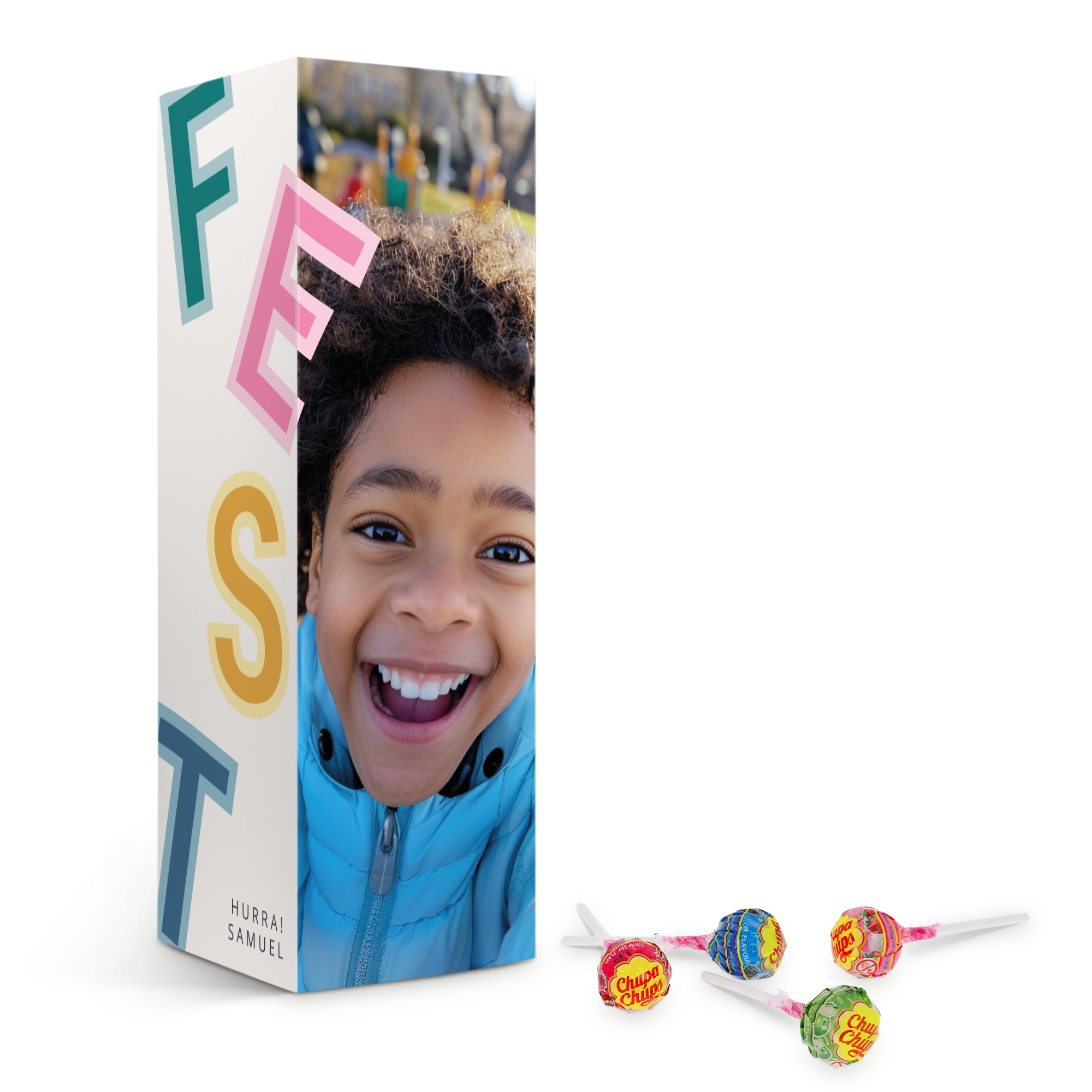 Personalisierte Chupa Chups Lollipop-Geschenkbox mit einem Foto von einem lachenden Jungen und dem Text FEST bedruckt, dazu vier Lutscher.