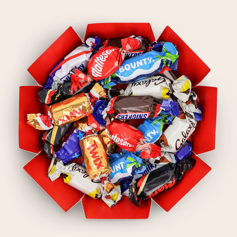 Krabička Celebrations s menom Personalizovaná krabička Celebrations plná čokolád Mars Snickers Twix Milky Way Bounty Maltesers a Galaxy