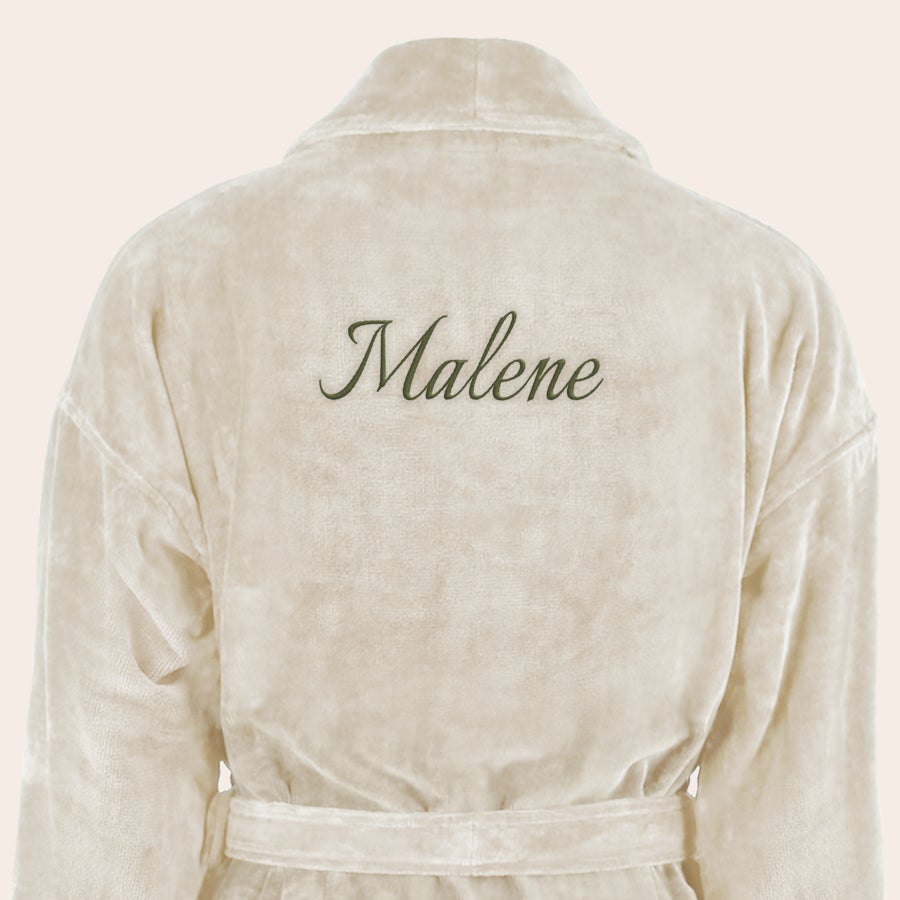 Dame Badekåbe med navn Luksus morgenkåbe til damer i beige med Malene broderet på ryggen, perfekt som personlig gave.