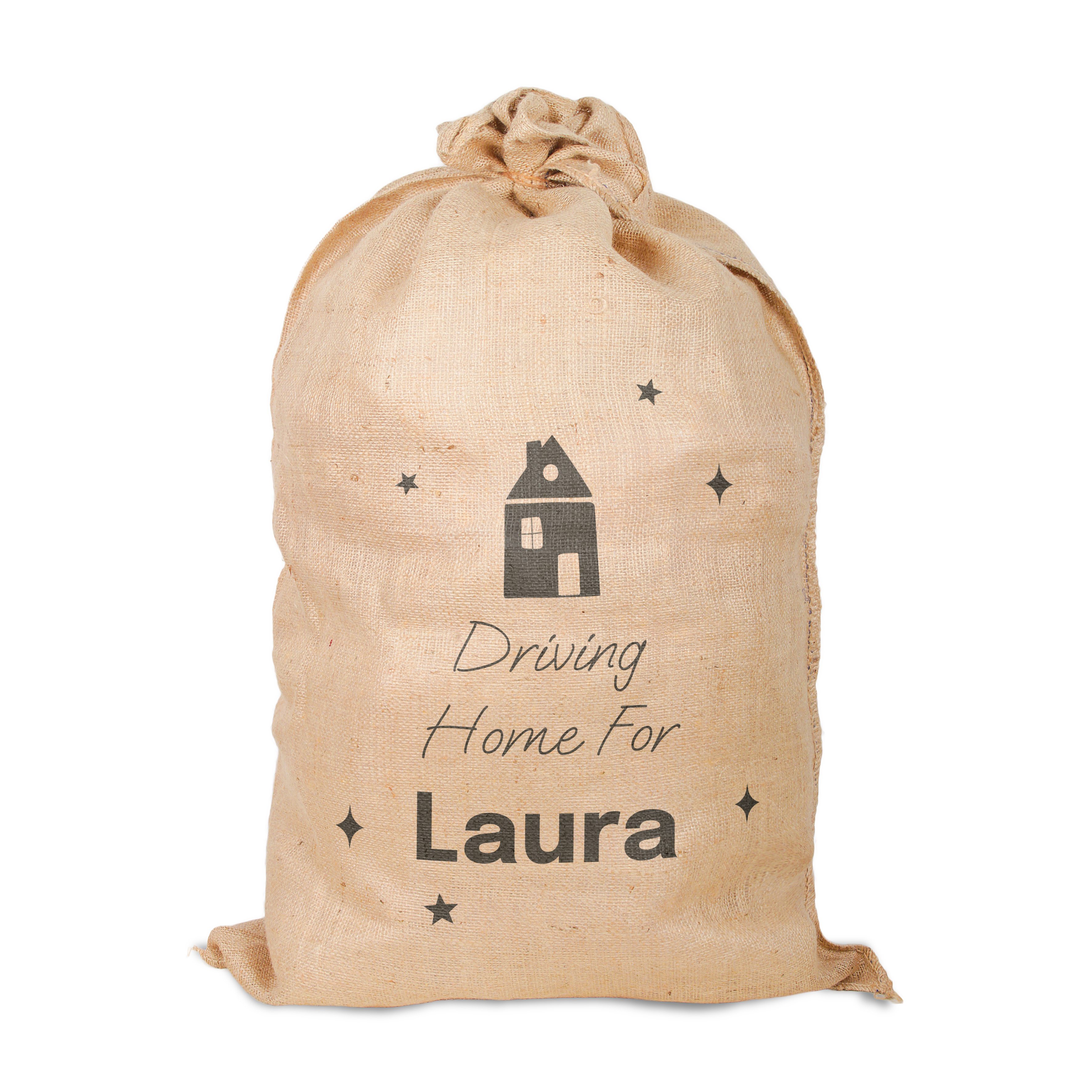 Jute julesæk trykt med et hus, stjerner, og teksten "Driving Home For Laura". Julesækken kan tilpasses med navn.