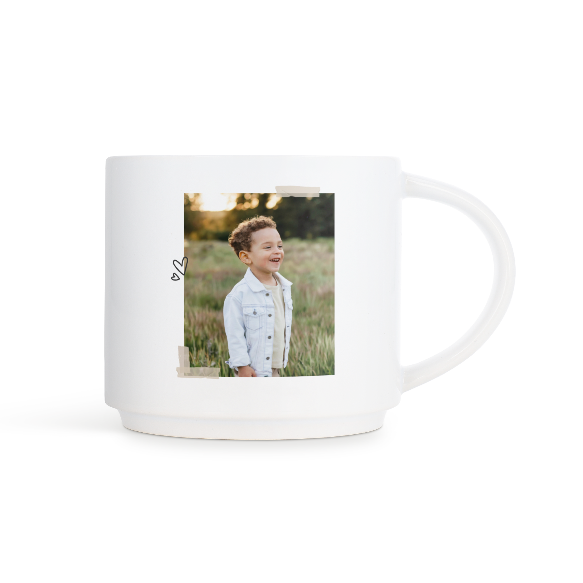 Taza apilable personalizada blanca con una foto impresa de un niño sonriente en un campo.