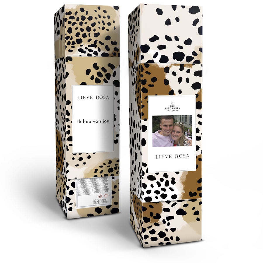 Twee personalized Big Hug geurstokjes in cheetah-print wikkel, met foto en de tekst Lieve Rosa Ik hou van jou, voor een heerlijk ruikende huiskamer.