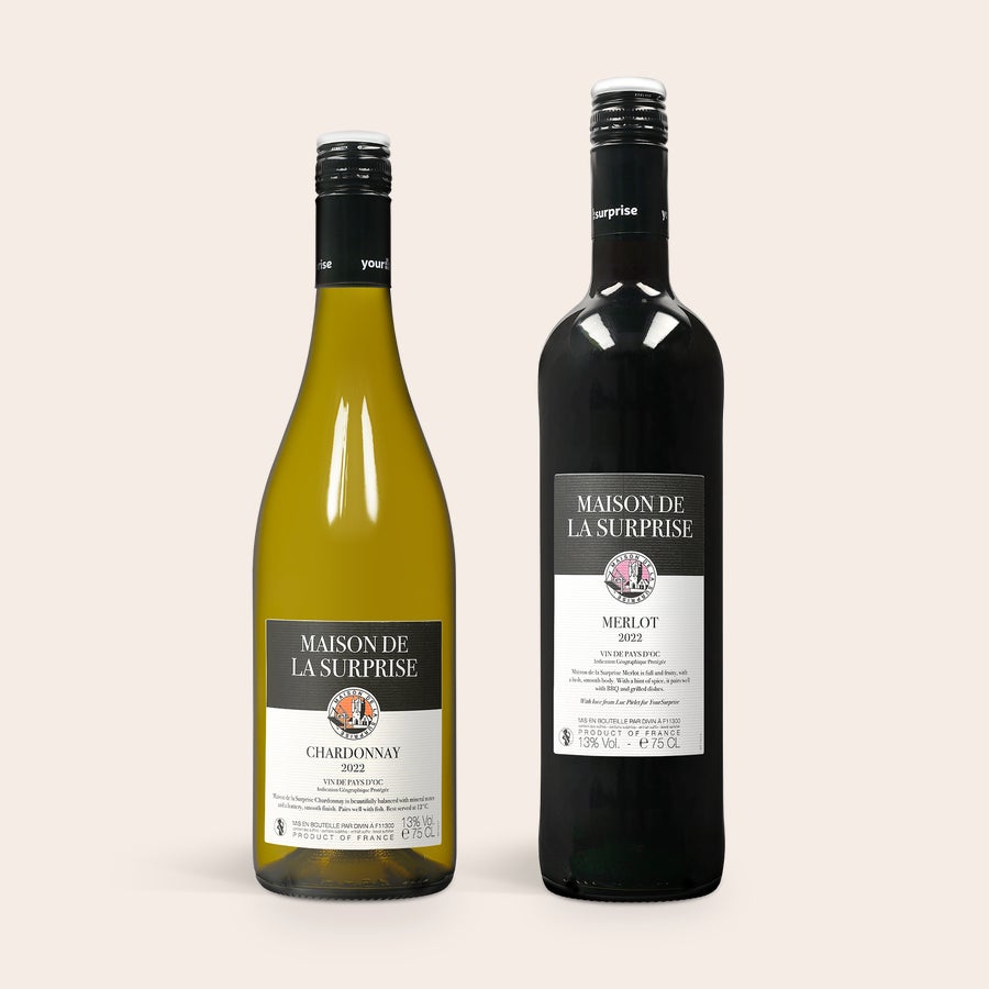 Maison de la Surprise Chardonnay & Merlot Personalizzato Una confezione regalo personalizzata con vino Maison de la Surprise Merlot e Chardonnay con etichette personalizzabili