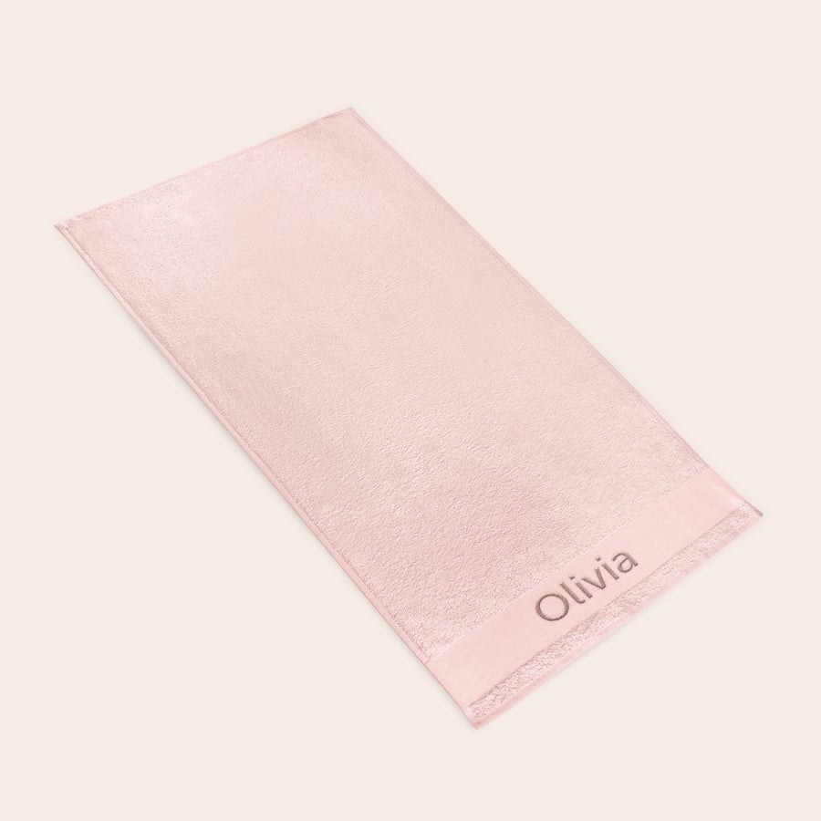 Handdoek met naam Roze handdoek met de naam Olivia geborduurd op de boord, een unieke handdoek met naam.