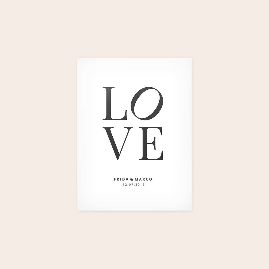 Plakat Personlig plakat med trykt "LOVE" og navnene Frida & Marco samt dato 12.07.2019, til at indfange et yndlingsøjeblik.