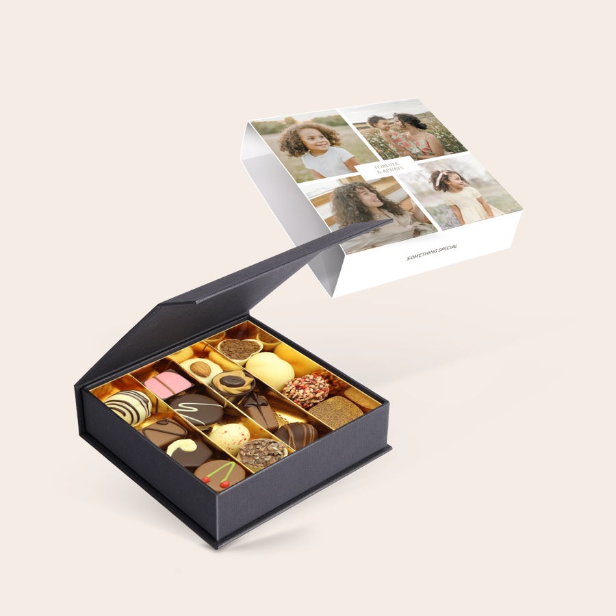 Personalisierte Pralinen Pralinenverpackung selbst gestalten – 16 Pralinen. Personalisierbare Pralinenschachtel mit Deckel, bedruckt mit Forever & Always Fotos.