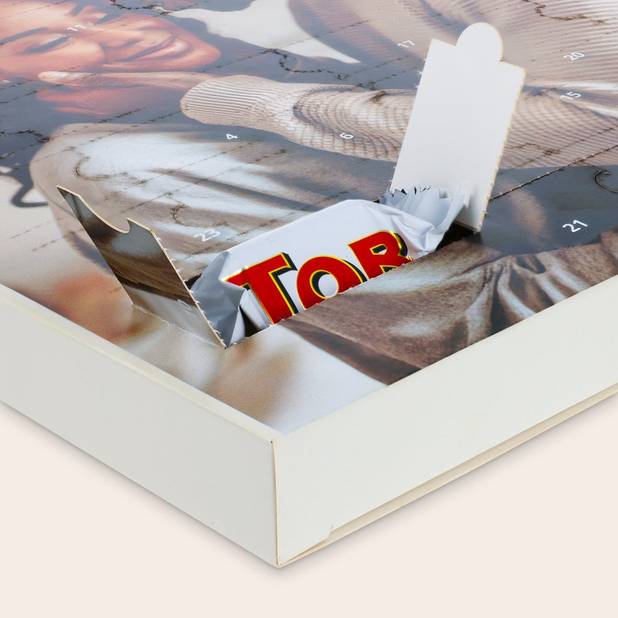 Personliga Adventskalender - Toblerone 2025 Personlig adventskalender med eget foto och Tobleronechoklad. Räkna ned till jul med denna kalender.