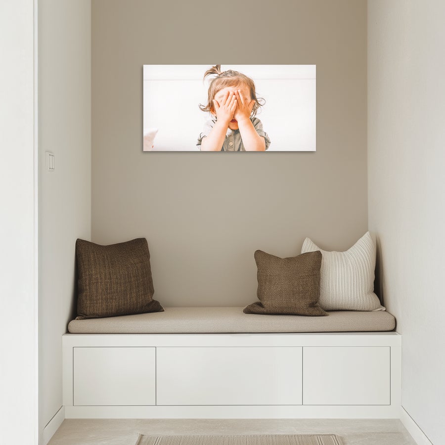 Foto auf Alu Fototafel mit personalisiertem Foto eines Kindes das sich die Augen zuhält, als personalisiertes Geschenk zum Verschenken