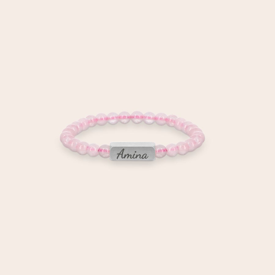 Rosenquarz armband mit Gravur für Kinder Rosenquarz Armband mit Gravur für Kinder, Größe S, 4mm, Silber. Ein personalisiertes Armband mit eingraviertem Namen auf der silbernen Platte.