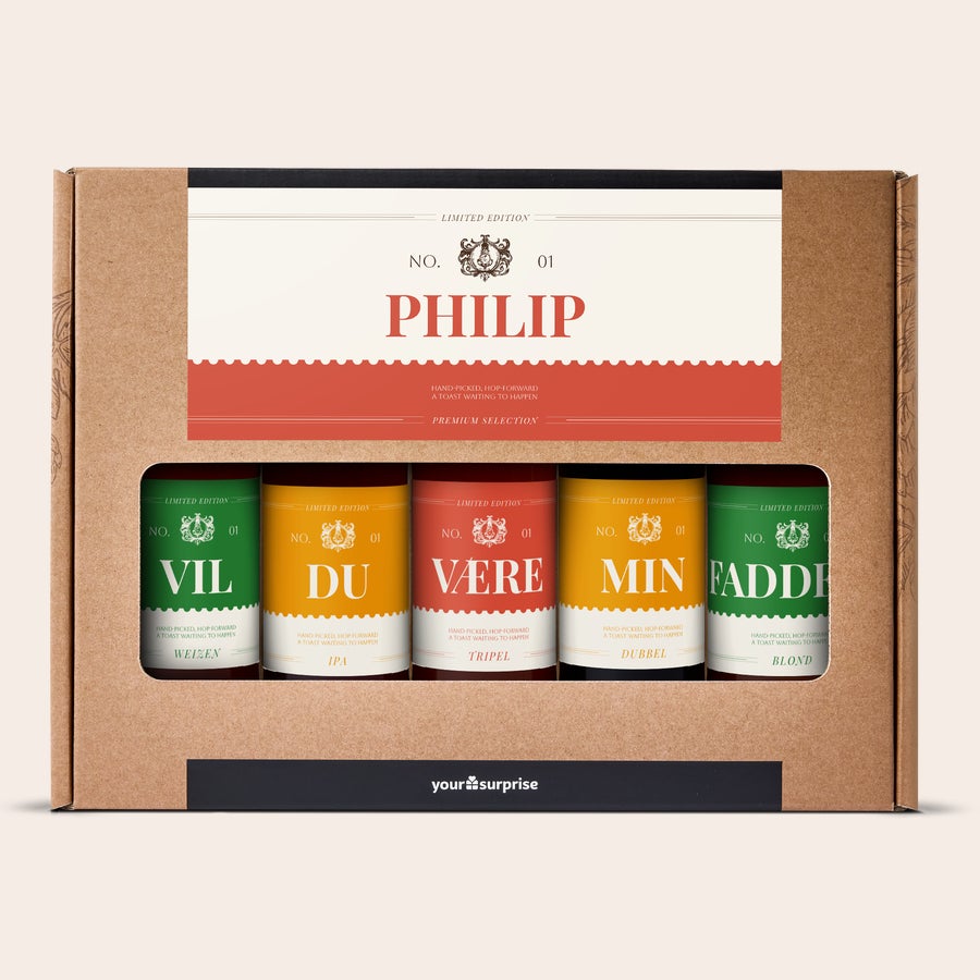 Din personliggjorte ølsamling En personlig ølsamling med fem forskellige øl i en gaveæske med navn Philip og teksten Vil du være min fadder på etiketterne.