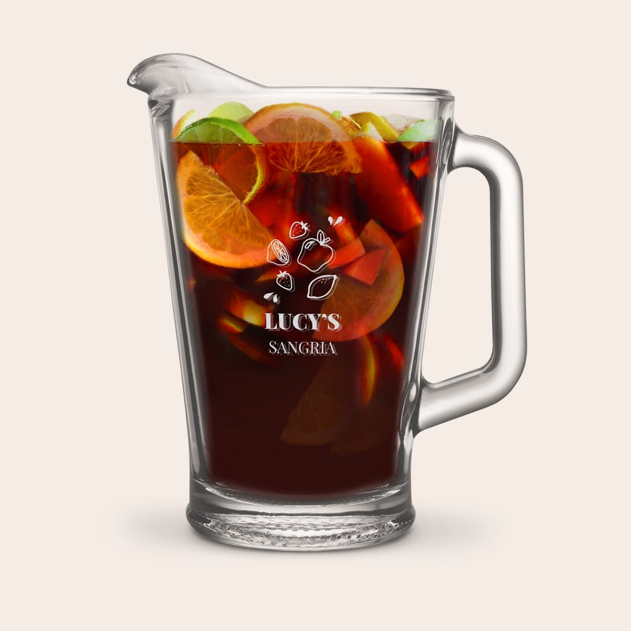 Grawerowany szklany dzbanek Szklany dzbanek na sangrię wypełniony owocami, grawerowany laserowo z napisem Lucy's Sangria i ikonkami owoców