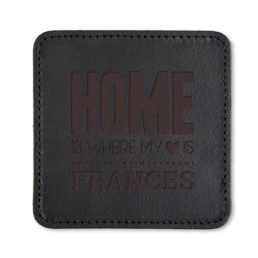 Posavasos de cuero negro grabado con el texto "HOME IS WHERE MY HEART IS FRANCES", posavasos de cuero personalizados.