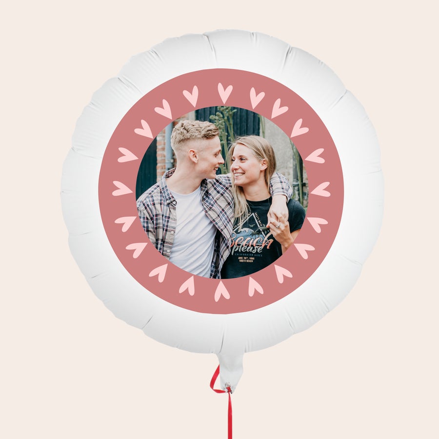 Palloncino personalizzato Palloncino bianco personalizzato con foto stampata di una coppia sorridente bordo rosso con cuori Questo palloncino con foto ti farà sentire subito allegro