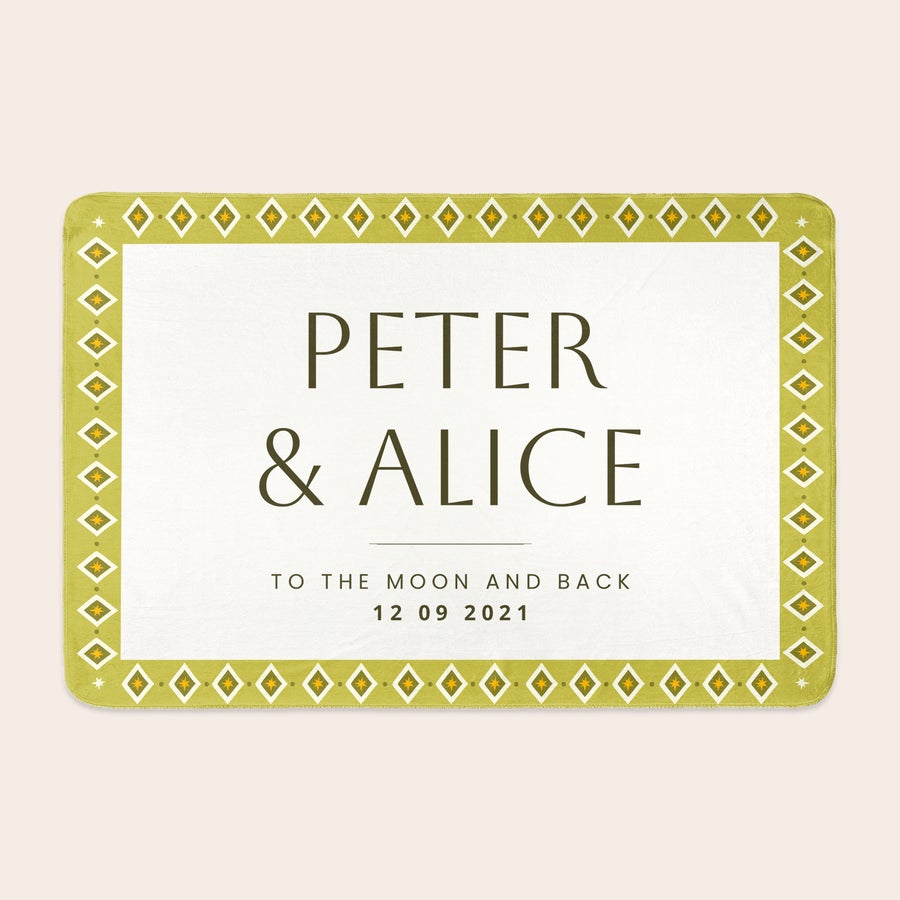 Pătură foto din lână Pătură fleece personalizată, imprimată cu numele Peter și Alice, data 12 09 2021 și mesajul To the Moon and Back, având o ramă decorativă cu motive geometrice galben-verzui.