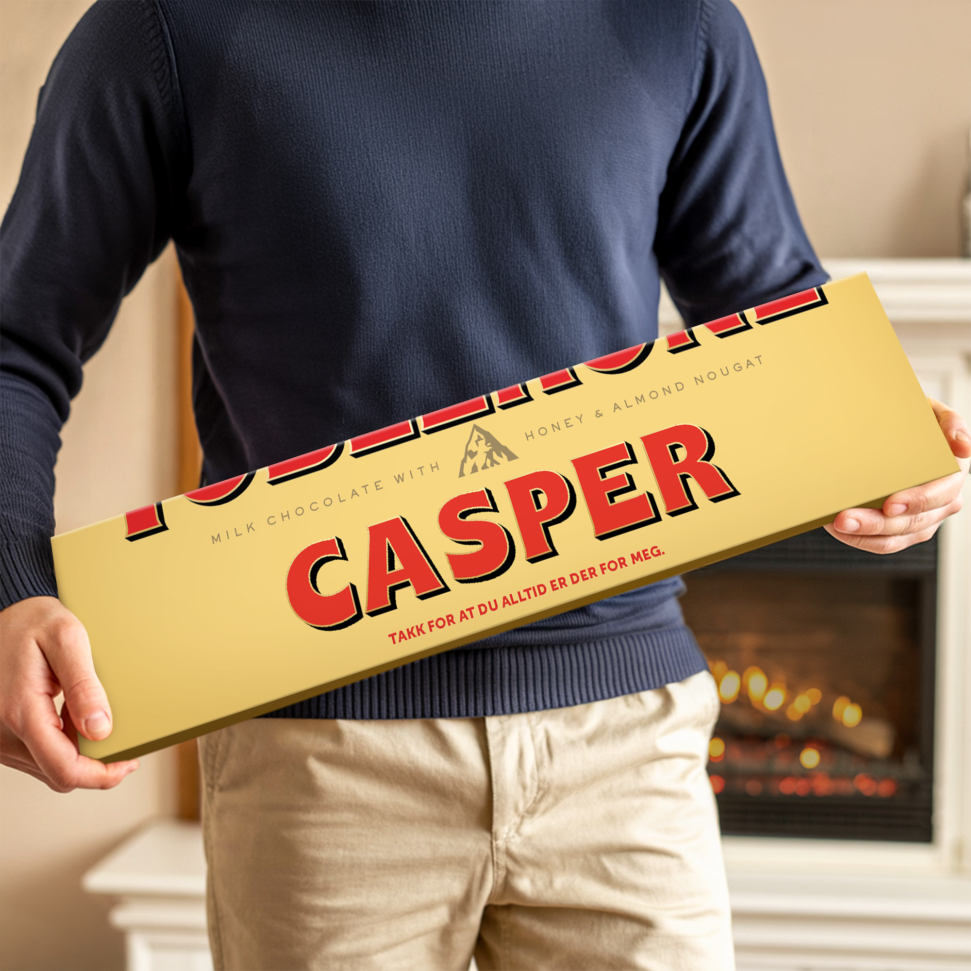 Personlig Toblerone-bar - 3600 gram med eget navn "CASPER" og personlig melding "TAKK FOR AT DU ALLTID ER DER FOR MEG" trykt på emballasjen.