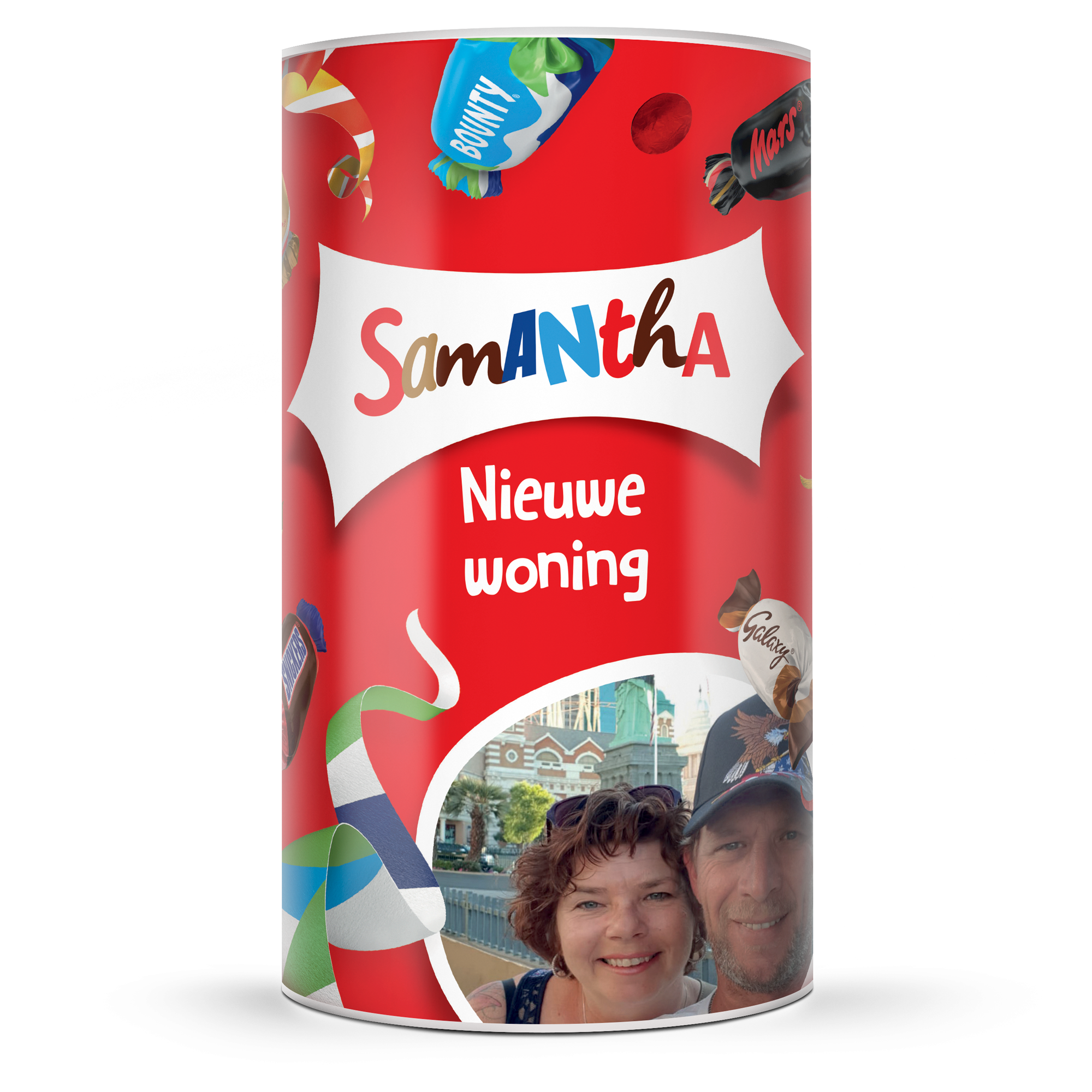 Rode Celebrations tube bedrukt met naam Samantha, tekst Nieuwe woning en een foto van een stel, versierd met papieren slingers.