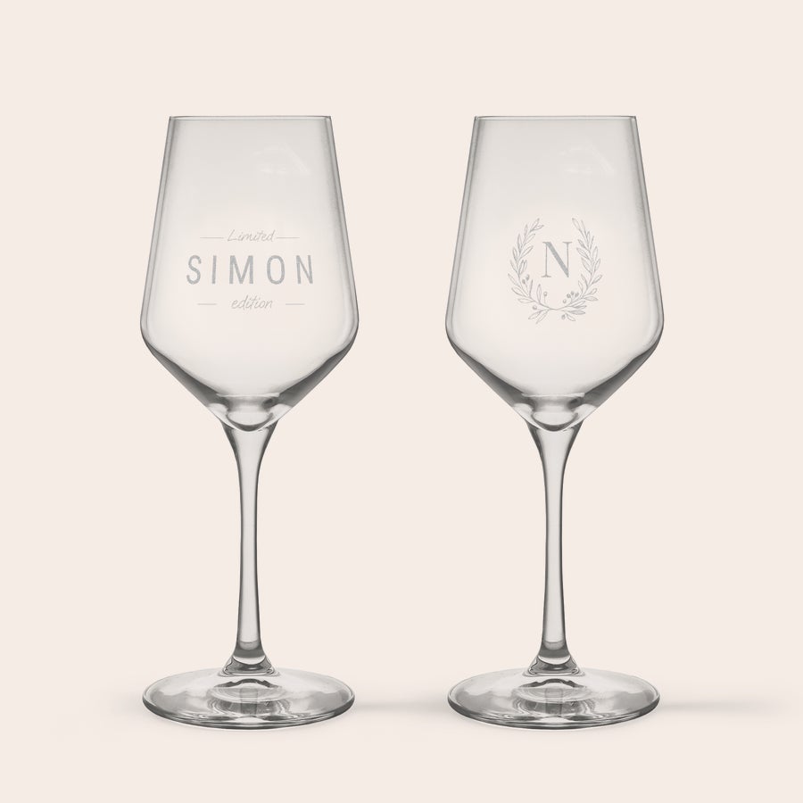 Hvitvinsglass To graverte krystallhvitvinsglass, ett med teksten "Simon Limited Edition", det andre med initialen "N" innenfor en krans.