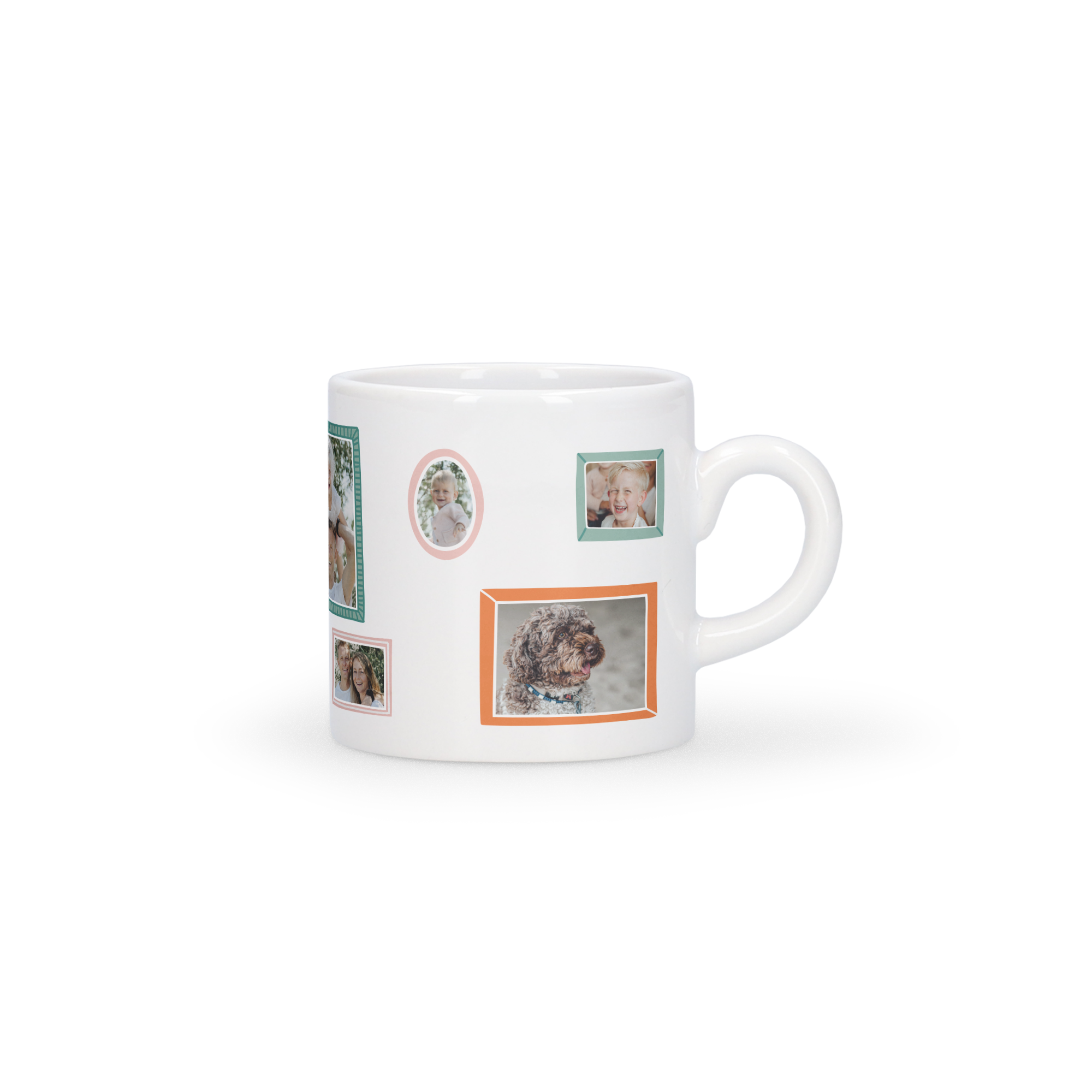 Biela potlačená šálka na espresso s vlastnými fotografiami rodiny a domáceho maznáčika. Espresso chutí ešte lepšie v potlačenej šálke na espresso.