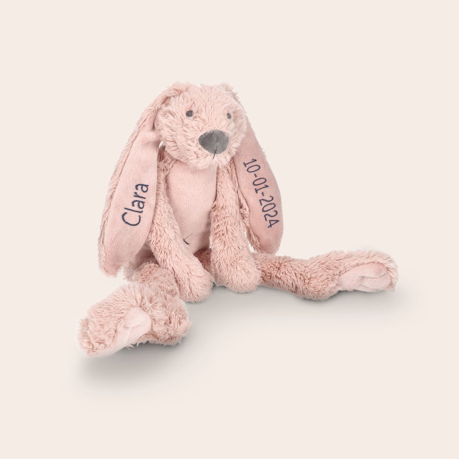 DouDou personalizado para bebê - Happy Horse Coelho de pelúcia Richie rosa claro, com o nome Clara e a data 10-01-2024 bordados nas orelhas.