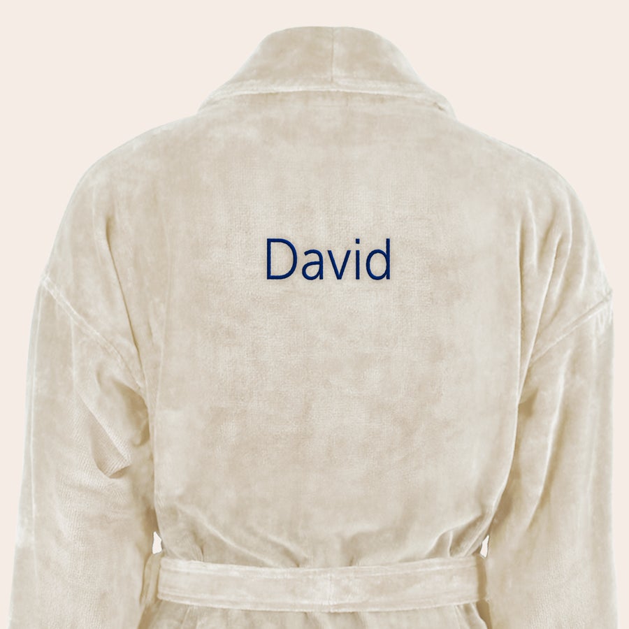 Badekåbe til mænd Beige badekåbe broderet med navnet David i mørkeblå, perfekt som gave.