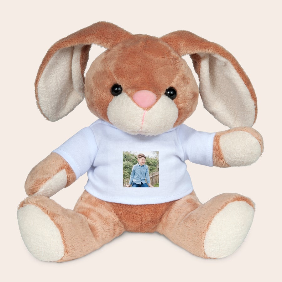Myk leketøy - Bunny Rabbit Brun bamsekanin med hvit T-skjorte trykt med et bilde av en ung gutt, en myk lekeoverraskelse som gave