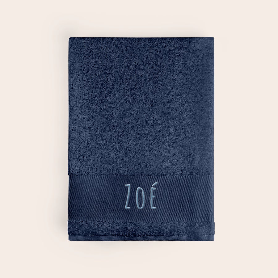 Serviette brodée Serviette de bain personnalisée bleu marine brodée du prénom Zoé
