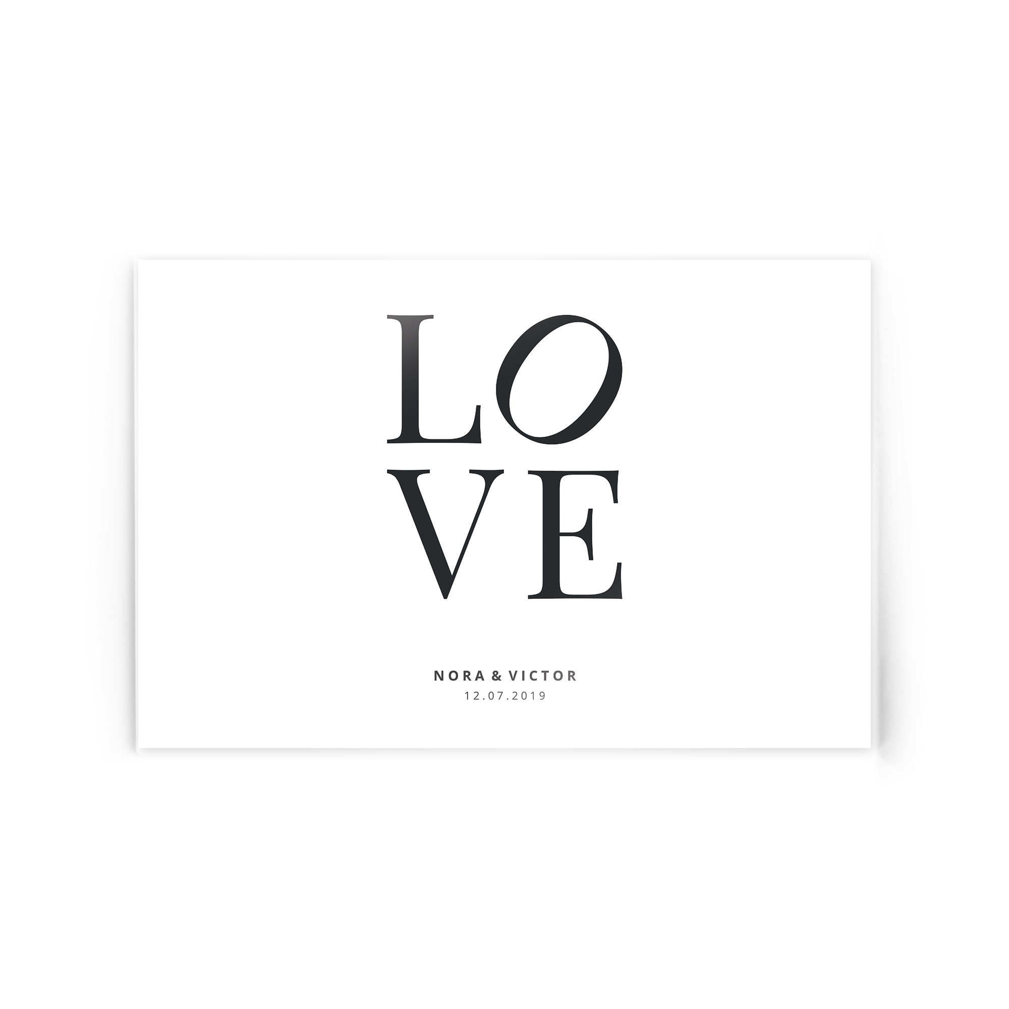 Plexiglasfotografi med texten "LOVE" i stor stil, namnen NORA & VICTOR och datumet 12.07.2019 under, tryckt med ett anpassat kort.