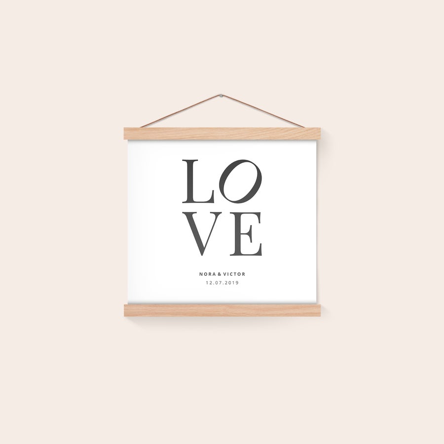 Personlig affisch med trähängare Magnetisk affischhängare med personlig affisch tryckt med texten LOVE och namnen Nora & Victor samt datumet 12.07.2019