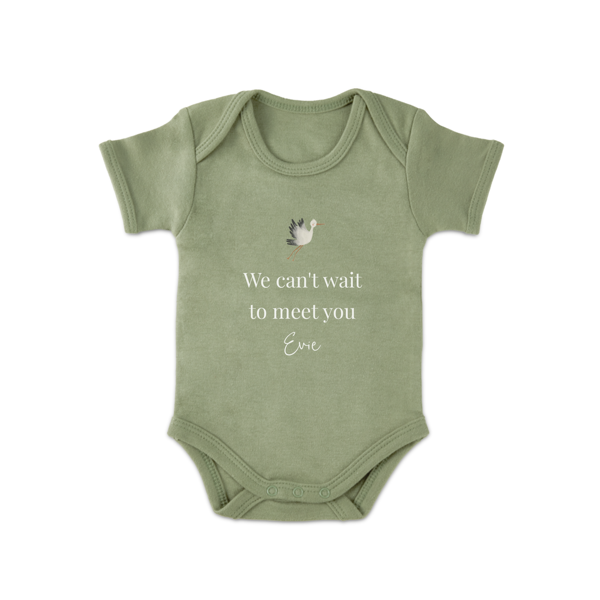 Body verde personalizado para bebé com ilustração de cegonha e texto "We can't wait to meet you Evie", um presente para os recém-papás