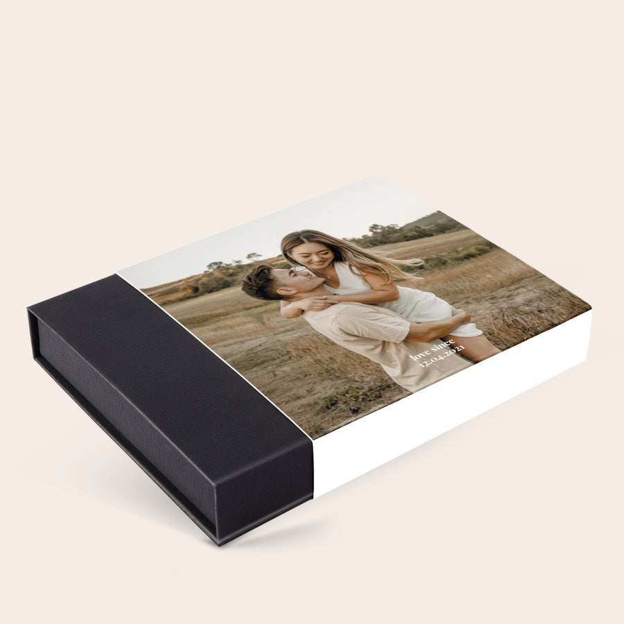 Personliga chokladask - alla hjärtans dag En lyxig choklad presentförpackning tryckt med eget foto av ett par och texten love since 12.04.2021