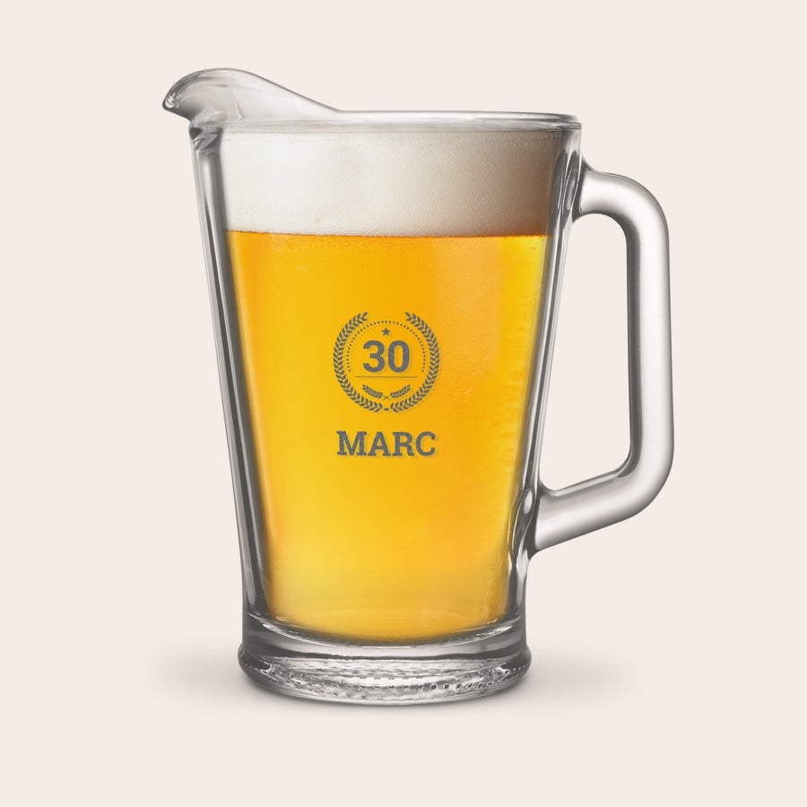 Pichet personnalisé Pichet en verre gravé avec motif 30 ans et texte Marc, rempli de bière, idéal pour un cadeau personnalisé.