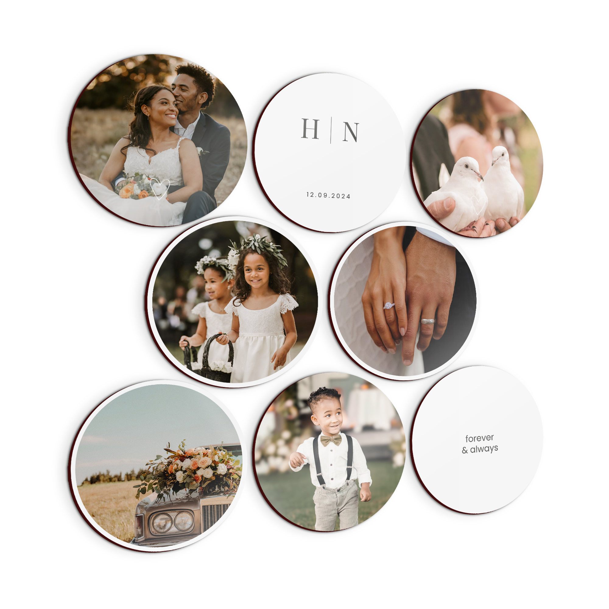 Runde Wandbilder aus Holz mit verschiedenen Designs und Fotos von einer Hochzeit. Gedruckt mit Initialen, Datum und Text wie "forever & always".