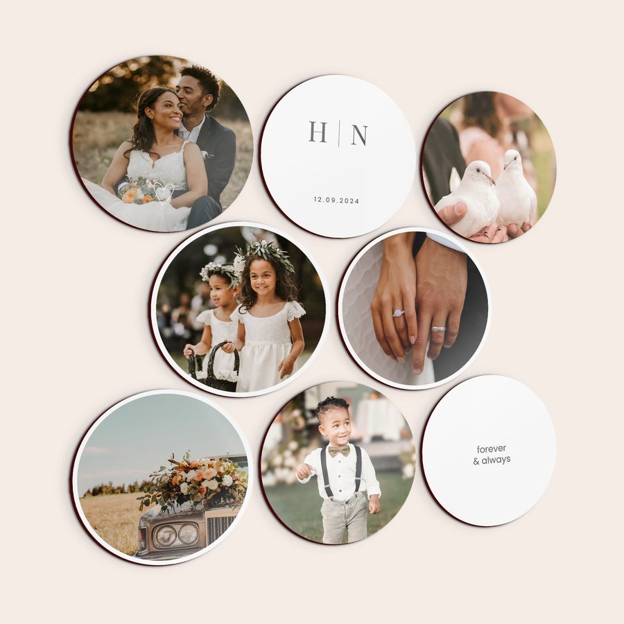 Fotokacheln Runde Wandbilder aus Holz mit verschiedenen Designs und Fotos von einer Hochzeit. Gedruckt mit Initialen, Datum und Text wie "forever & always".