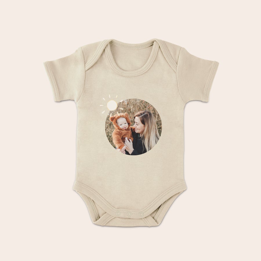 Pălărie Salopetă bej cu mânecă scurtă, personalizată prin imprimarea unei fotografii rotunde cu o mamă și un bebeluș.