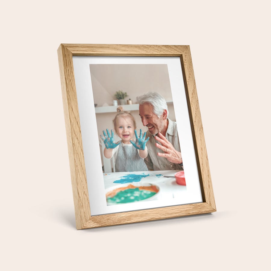 Inramat foto Personlig affisch i ekram med tryckt foto av leende barn och morfar