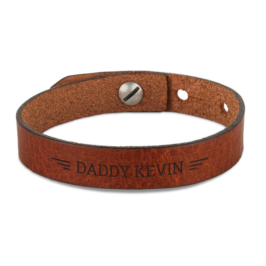 Barna férfi karkötő metszettel, "DADDY KEVIN" felirattal, állítható csattal